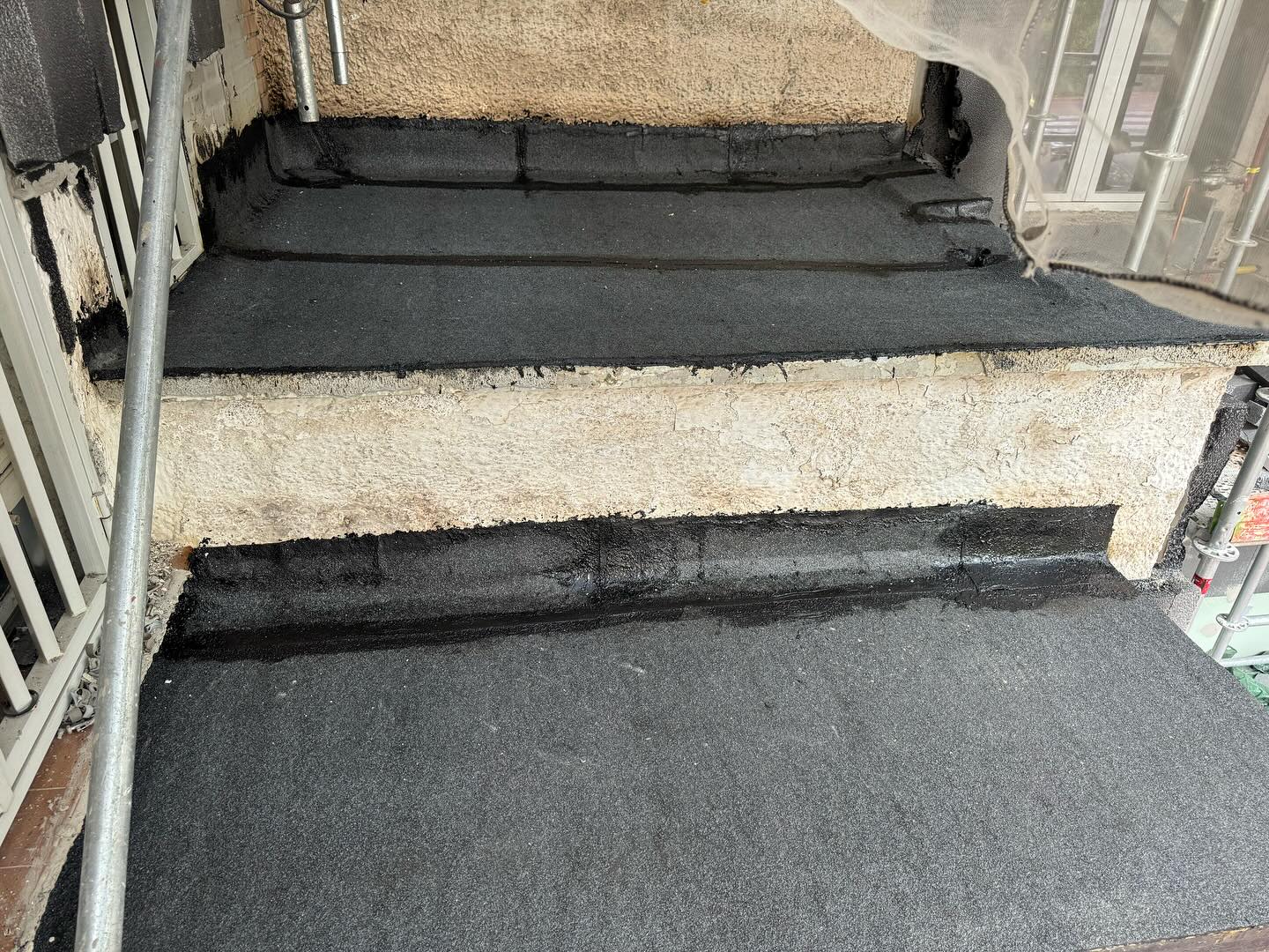 Escalera impermeabilizada con láminas asfálticas en proyecto de reforma en Madrid.